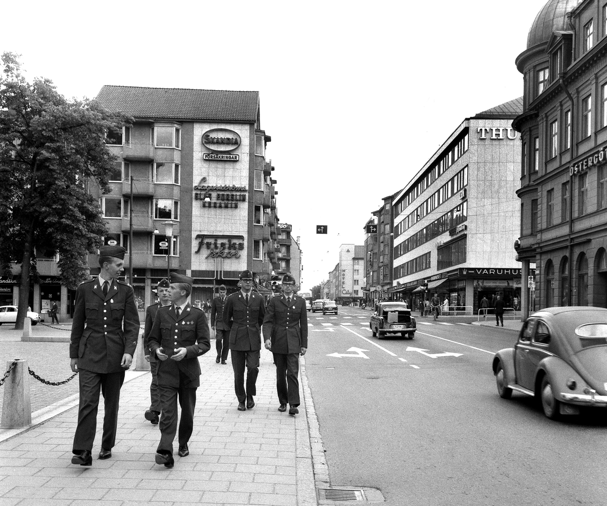 Stadsbilder från Sankt Larsgatan med militärer på permision, 1964.
