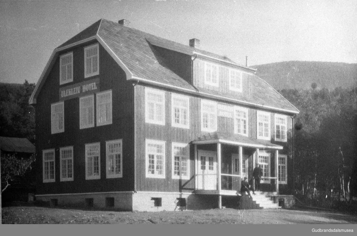 Ulekleiv hotell, Dombås. Hotellet stod framfor den gamle bokhandelen om lag der samvirkelaget er i dag (2002). Hotellet brann ned under bombing i slutten av april 1940.
