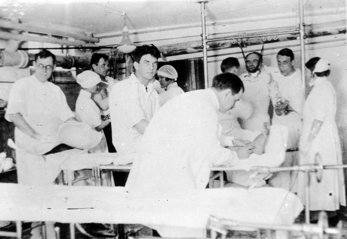 På Kustsanatoriet Apelviken fick man en ny operations- och gipsavdelning 1933. Här arbetar gipstekniker David Larsson, "Gips-David", med en patient. Runtom står kollegor och en annan patient behandlas i bakgrunden.