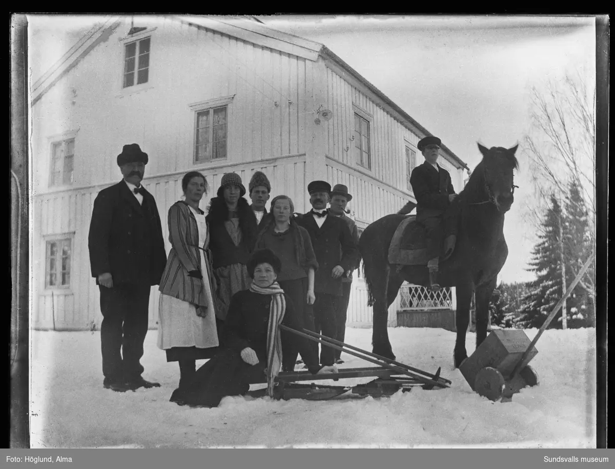 Tre vinterbilder från Backgården i Fanbyn, Stöde, med en grupp människor och två hästar. Med på bilderna finns bland andra: Arvid Wiström, Ada Wiström, Hilma Höglund, Adelia Larsson och Albin Fanqvist.