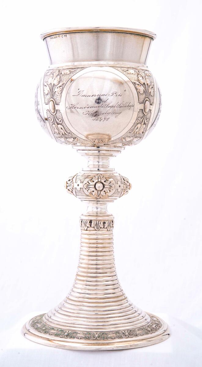 Pokalen kallas "Damernas pris" vid Hernösands Segel Sällskap 6 juni 1893. Namn på vinnarna av pokalen är graverade på pokalen.