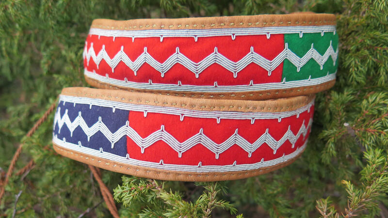 Bildet viser to belter laget i sørsamisk tradisjon. Den ene beltet er rødt og grønt, det andre er blått og rødt. De ligger på en seng av gran. (Foto/Photo)