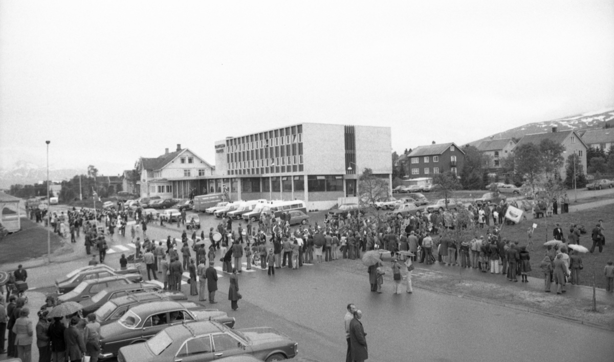Sør-Troms og Vesterålens 19. skolemusikkstevne på Sortland 12. og 13 juni. 1976. Vesterålsgata og Skolegata med det gamle og det nye hotellet i midten.