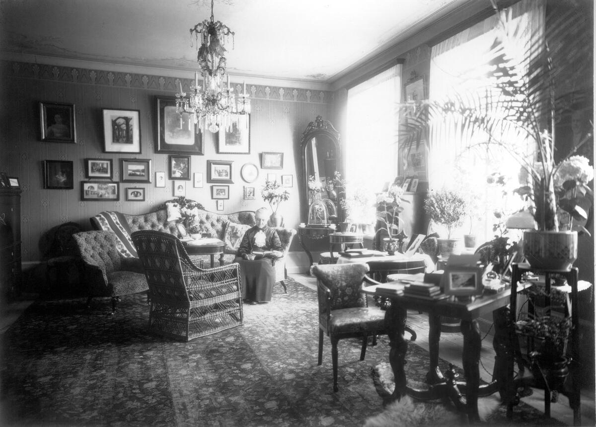 Landshövding Rydings änka i sitt hem på Framnäs, Härnösand. På baksidan av bilden står  "Till Bror Ryding 1/8 1924"
