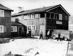 Stortingets kommunalkomité på befaring ved Snøheim i 1966. D