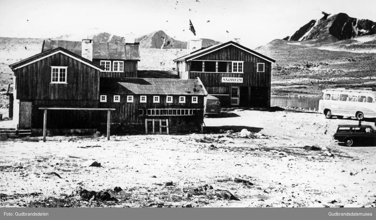 Stortingets kommunalkomité på befaring ved Snøheim i 1966. De hadde tidligere på dagen besøkt Hjerkinn fjellstue og det militære skytefeltet på Hjerkinn.