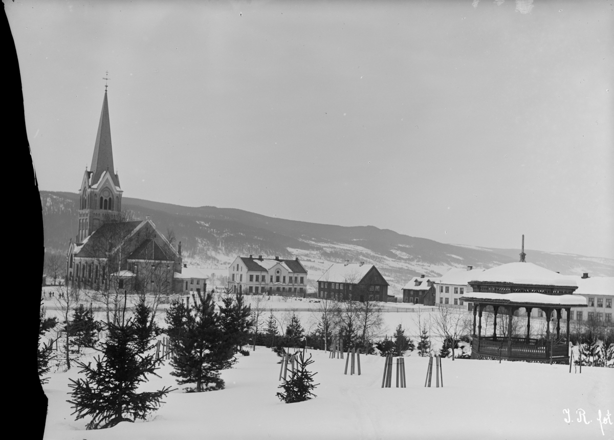 Lillhammer, Søndre Park med musikkpaviljong, Lillehammer kirke, Lillehammer Folkeskole og Hammer gård