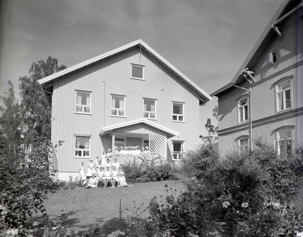 Bilder fra Hamar Husmorskole på Ny-Sagatun i Høyensalgata 70 - 72. på Hamar.  Gruppe studenter.