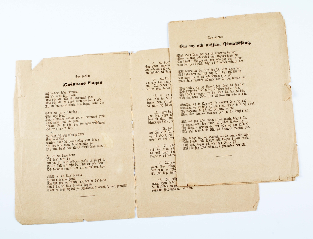 Fyrsidig liten folder, bestående av 2 lösa, vikta pappersblad. Framsidan med texten: "Fyra alldeles Nya Visor". Tryckt hos C. A. Andersson & C:o, år 1881 i Malmö. Bruksslitage.