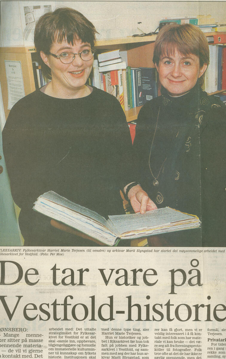 I avisoppslaget fra oppstarten ser vi Harriet Marie Terjesen, som var den første fylkesarkivaren i Vestfold, og arkivar Marit Slyngstad. Faksimile fra Tønsbergs Blad. (Foto/Photo)