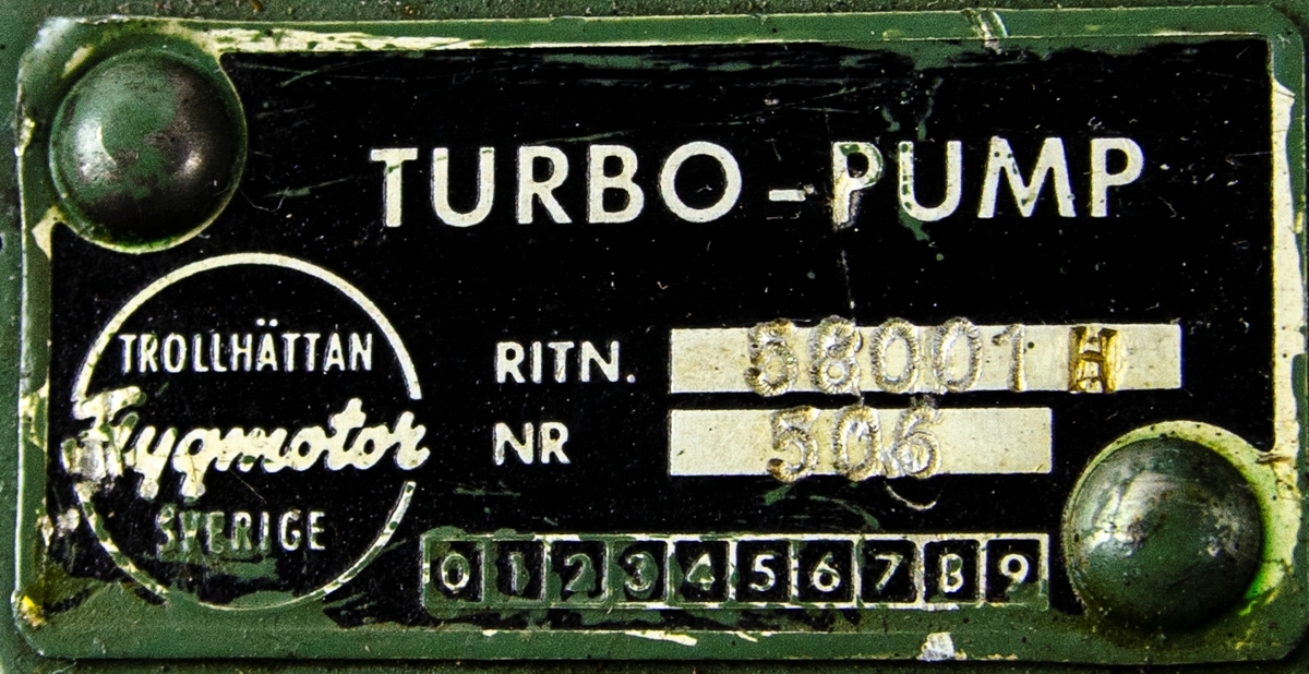 Turbopump, för motor RM2B. Ritningsnummer: 58001 H. Till turbopumpen hör även en monterad ventillåda vilket gör turbopumpen komplett. Ritningsnummer: 58113 F. Tillverkare är Flygmotor, Trollhättan, Sverige.