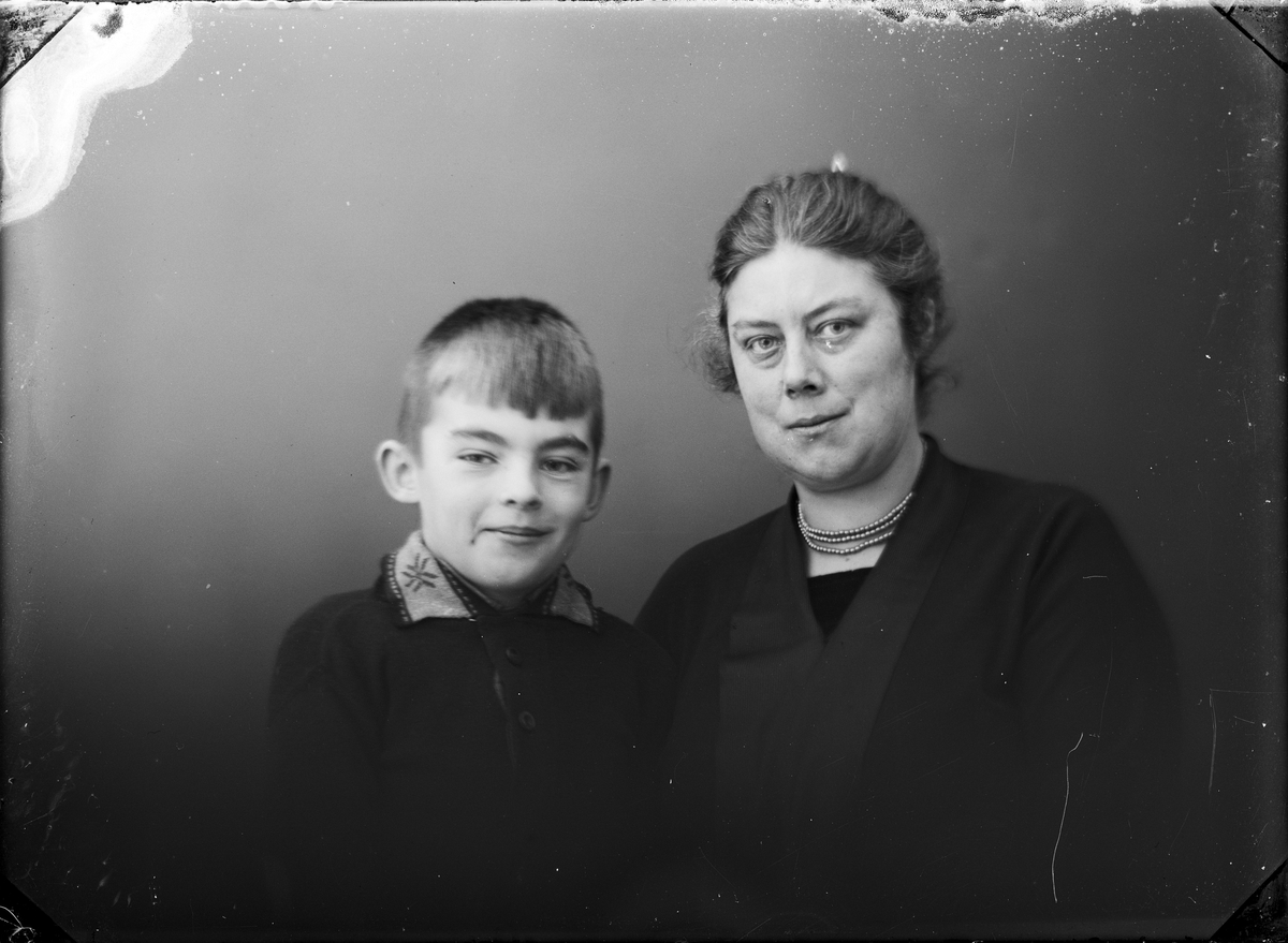 Ateljéporträtt - telefgrafkommissarie Frida Hjertstedt med sonen Erik, Östhammar, Uppland