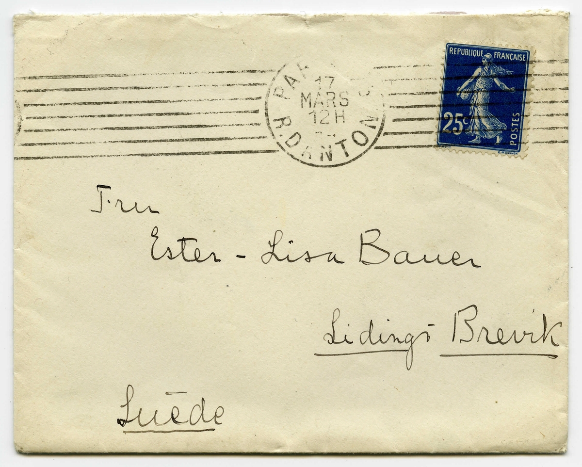 Brev 1914-03-17 från Hilda till Ester Bauer, bestående av fyra sidor skrivna på fram- och baksidan av ett vikt pappersark. Huvudsaklig skrift handskriven med svart bläck. 
.
BREVAVSKRIFT:
.
[Kuvert baksida]
[Poststämpel: LIDINGÖ-BREVIK 19-3-1914]
.
[Kuvert framsida]
[Frimärke: REPUBLIQUE FRANÇAISE, 25 c POSTES samt poststämpel: PAR--- R. DANTON 17 MARS 12 H]
Fru
Ester-Lisa Bauer
Lidingö-Brevik
Suède
.
[Sida 1]
Kära Ester lilla!
Tack för ditt brev. Att jag
ej svarat [understruket: ”genast”] som du önskade
har ej berott på likgiltighet,
det försäkrar jag dig, men dina 
rader gaf mig rätt mycket att
tänka på! Du har det 
[understruket: för bra] Ester. Allt hvad du
önskar av denna verldens
goda och en [understruket: snäll man] men
man måste vårda sig om
sin lycka, och du är allt
-- bliv nu ej ond på mig –
en liten egensinnig varelse
som stöter hufvudet i väggen
i onödan. Men det är nog
.
[Sida 2]
ej lönt att jag sitter och moral-
predikar, ty antagligen skrev
du i ett anfall av dåligt
humör och om jag gissar
rätt så skiner solen åter
med hela sin glans över din
väg. Du är ett aprilväder och vi
ha ju snart den årstiden
nu. Ja, här i Paris är [överstruket: just
so] den årstiden just nu, regn-
byar och solsken avlösa hvar-
andra hela dagen.
Hvarför skrifver du ej om er
Jerusalem-resa. Blir den ej
utav? och jag som gladt 
mig att få se [understruket: John och dig]
här i vår. Och ej ett ord
skrifver du om John????!
Nu skulle jag väl berätta
om Paris, men vet du, jag
.
[Sida 3]
vet rakt ej hvad jag skall
ta’ till. Paris är som en hvirvel
och man vet ej hvarför det
ena är mera att tala om 
än det andra. Det är så
svårt att måla här, ty
[överstruket: h] man ser så mycken be
synnerlig Konst, att man
blir vimmelkantig derav, och
det anses [understruket: rysligt] gammal-
modigt och ”akademiskt” om
man målar så det syns hvad
det föreställer. ”Salons des 
Indépendants” är nu öppnad
och det trotsar all beskrifning
hvad, märkvärdiga tavlor man
der fick skåda.
Ja var det ej hemskt med
löjtnant Engelbreckt. Hvem kunde
ana, då vi i höstas voro i Strängnäs
.
[Sida 4]
att en sådan tragedi skulle ut-
spelas i dubletten!
Ja livet är svårt att lefva –
även då man är i Paris och
ej är gift!
Kan hälsa dig från Ciacellis, jag
är rätt ofta tillsammans med
dem. De ha en liten söt pojke,
det skulle du också skaffa dig
Ester, de skulle vara en bra
motvigt mot alla dina [understruket: griller]
Är Tyra hemkommen? Hur mår
Bergströms, och ”han” (archi-
tekten?) du kan gerna skrifva
och tala om lite’ av hvarje
hemifrån. Tag nu många
hjertliga helsningar från
din tillgifna vän
Hilda
Paris 16 Mars
13 Rue de l’Odeon