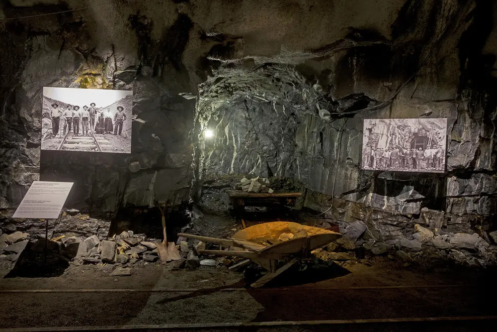 Utstillingsplansjer med motiver av bergbrytning på 1900-tallet i fjellet på Norsk fjellsprengningsmuseum.