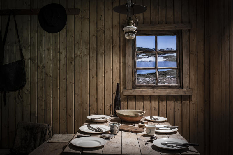 Interiør i Lorthlbrakka på Norsk fjellsprengningsmuseum med bord, vindu, asjetter, lampe o.l.