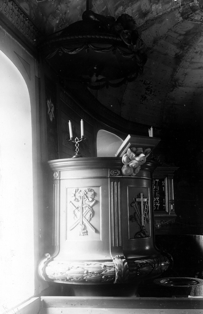 Halland, Kungsbacka. Idalas sn. 
Foto 1: Dopfunt i Idala kyrka före behandlingen.
Foto 2: Predikstol i Idala kyrka före behandlingen.
