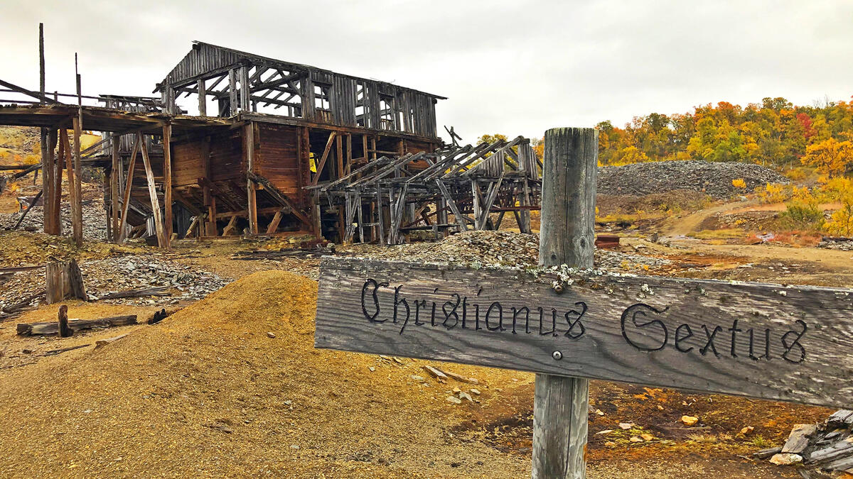 Bildet viser en forfallen bygning i vakre høstomgivelser. På et skilt står det Christianus Sextus. (Foto/Photo)