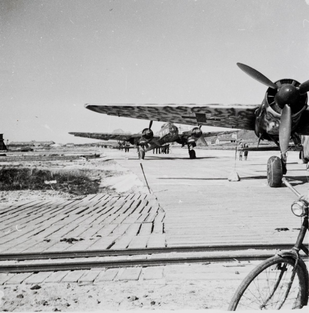Bodø flyplass 13. mai 1945. Flere tyske Messerschmitt 104 står parkert på rekke.