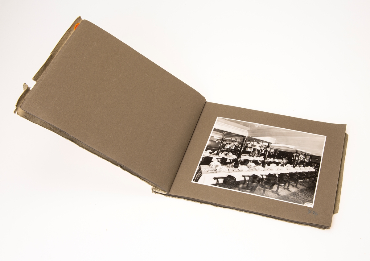 Fotoalbumet inneholder 21 svart-hvitt fotografier av interiøret på hurtigruteskipet D/S Håkon VII. Alt fra spisesaler, til toalett, korridorer, kjøkken og lugarer er avbildet. Fotografiene er tatt i Bergen av fotograf Hareide. Albumet er på totalt 42 sider.