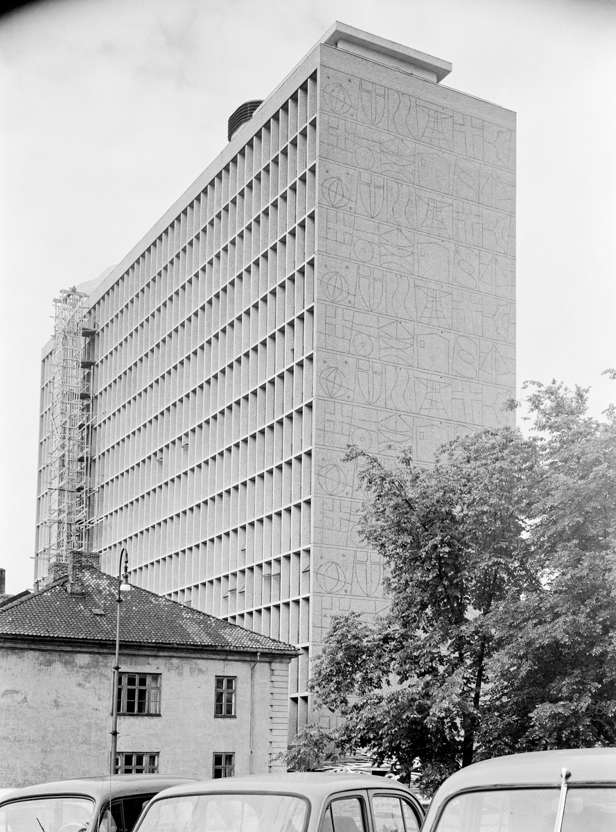 Arkitekturfoto av Høyblokka i regjeringskvartalet.