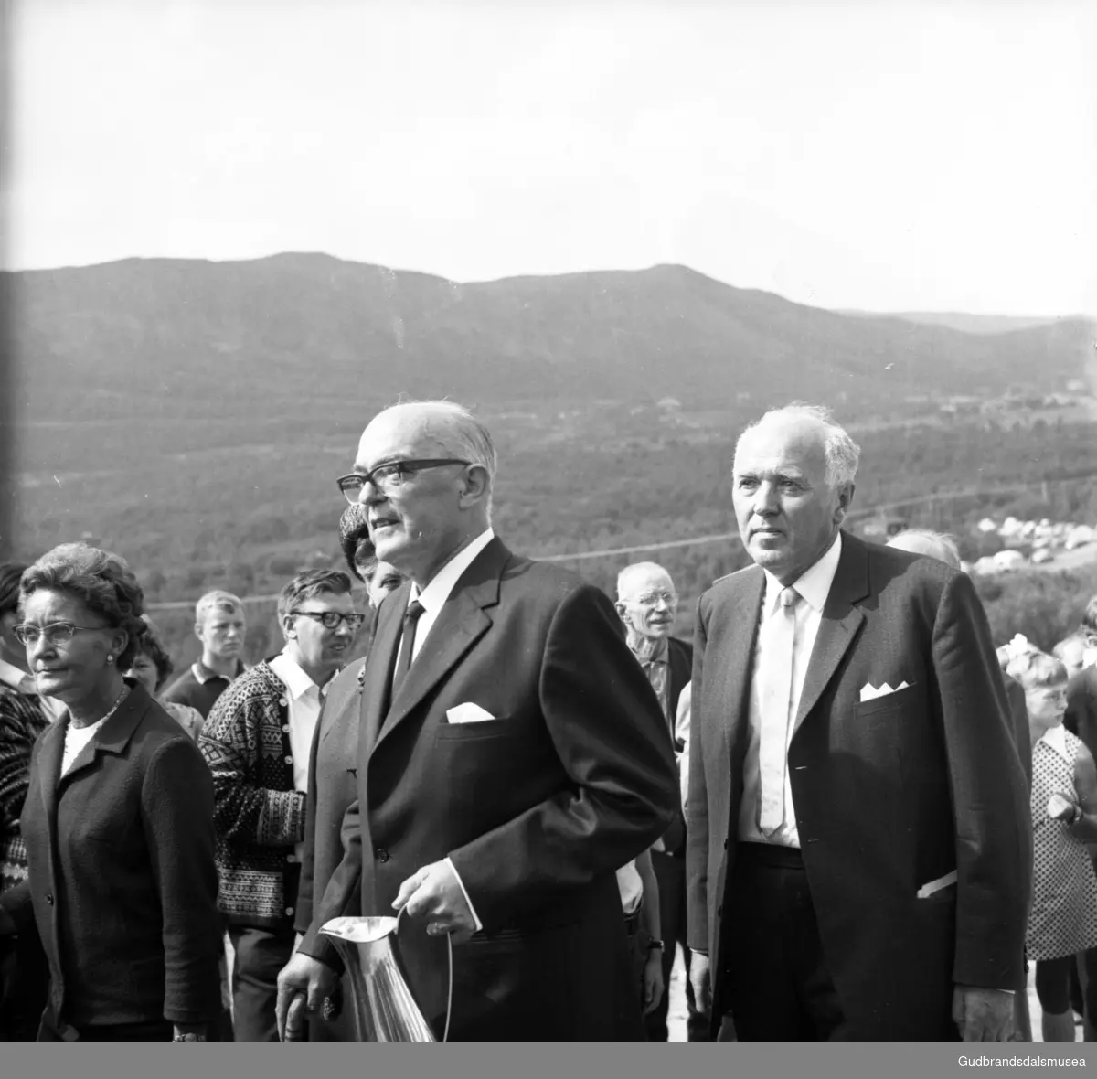 Frå vigslinga av Eysteinskyrkja på Hjerkinn 3. august 1969. Leiv Løvold, direktør ved Tverrfjellet gruver på Hjerkinn og Kjell Bondevik, kirke- og undervisningsminister.