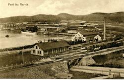 Lokomotivstall og verksted i Narvik. I bakgrunnen skimtes ma