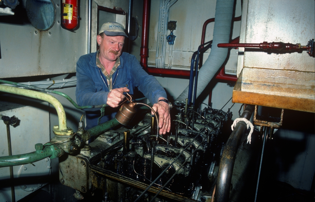 Nikolai Myrene oljer dieselmotoren ombord på slepebåten Trysilknut, som var tømmerslepebåt på Osensjøen i Hedmark fra 1914 til 1984. Båten hadde opprinnelig dampmaskin, men denne ble erstattet med dieselmotor i 1958. Myrene var maskinist på Trysilknut de siste 20 årene båten gikk i slepetrafikk.