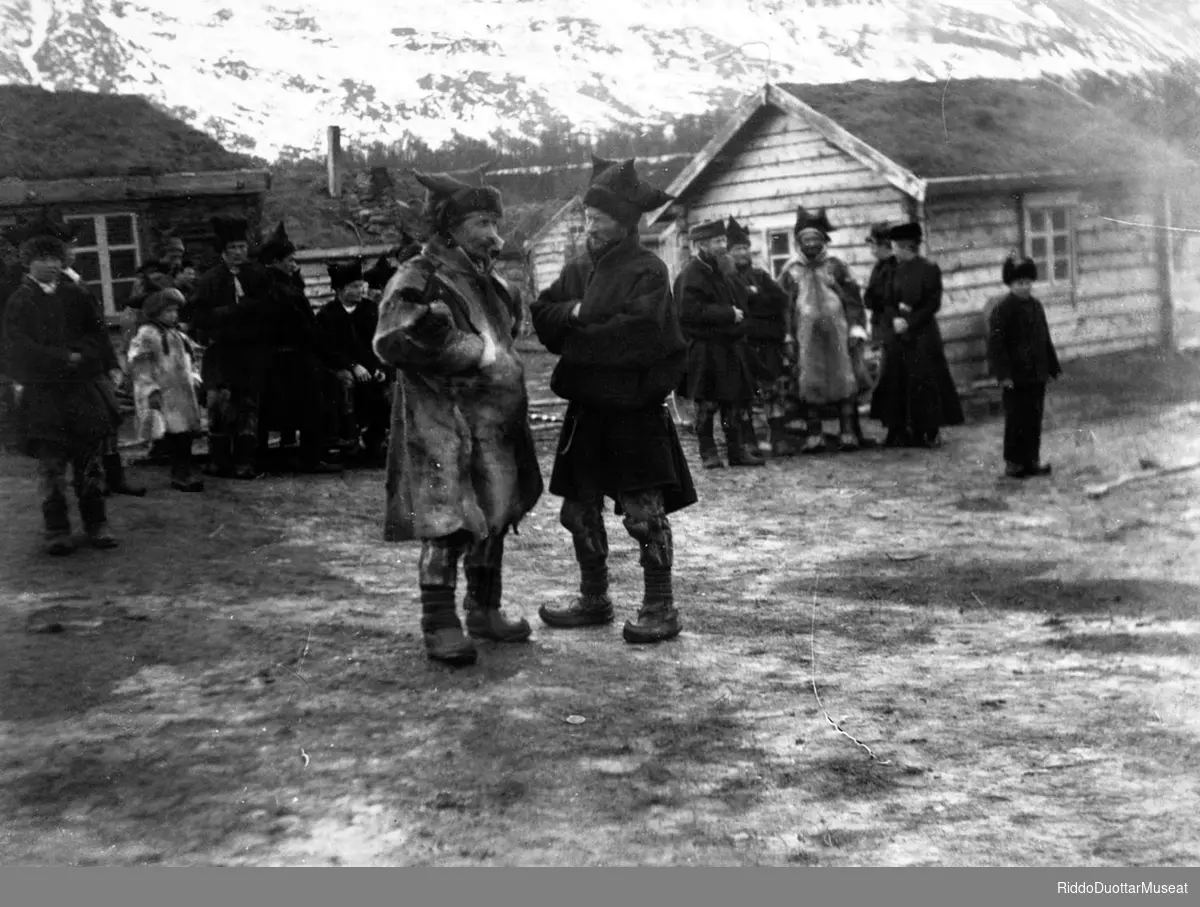 Olbmot šiljus. Olbmot duogabealde. Leavnnjas 1915.
Folk på tunet. Bildet tatt i Lakselv 1915.