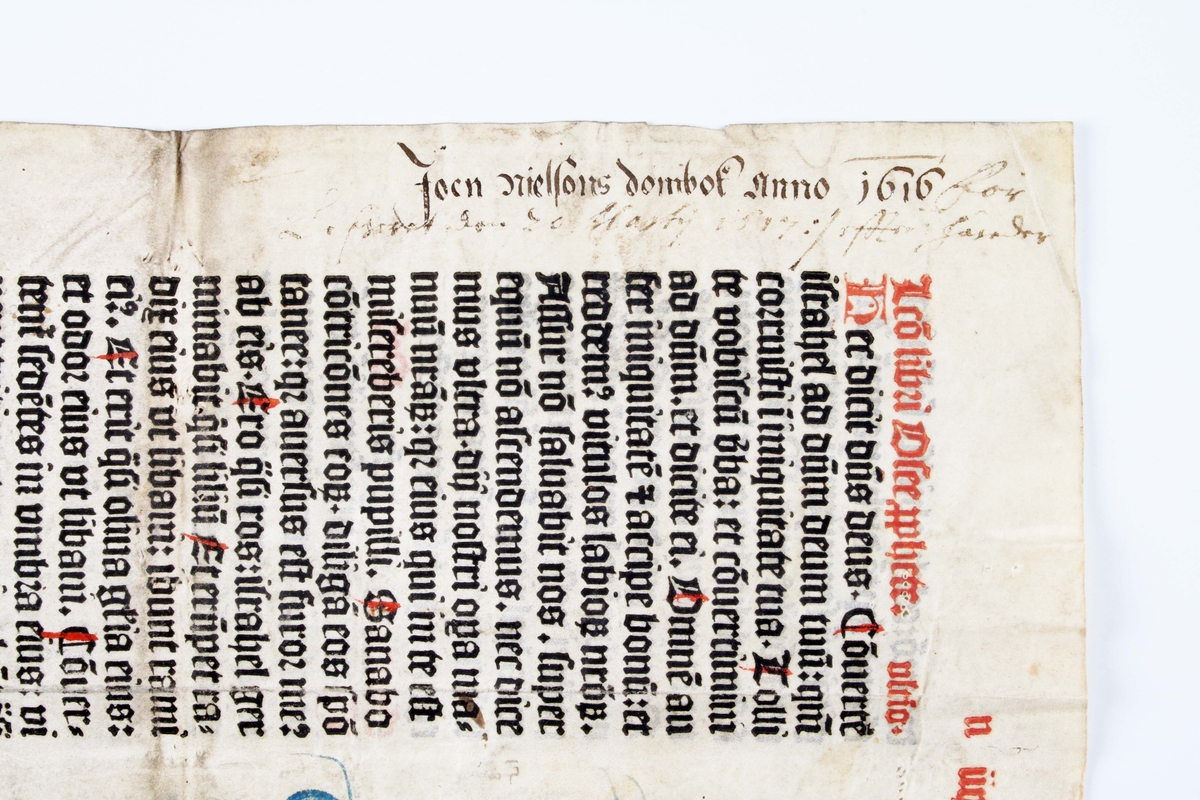 Blad ur mässbok "Missale Upsalense vetus" år 1484. Museets blad från år 1616. Tryckt i svart, rött och blått på benvitt pergament (djurhud). Upptill längs ena långsidan: "Joen nielsons dombok anno 1616. Här Lefrerat den 20? Marty 1617:/ effler?"

Äldre historik:
Biskop Jakob Ulvsson engagerade Johann Snell år 1483 för att trycka Uppsala stifts mässbok, Missale Upsalense vetus. Snell medförde fem olika typsnitt, varav fyra nyskurna, säkerligen levererade av stilgjutaren Lucas Brandis, dessutom flera serier inidaler. Den är tryckt i svart och rött i 32-rader, med anfanger i fyra storlekar, varav de största upptar fyra rader och är dekorerade bl.a. med heraldiska rosor och grotesker, och de mindre, som markerar nya stycken, lätt kalligrafiska i avvikande färg. Det finns inget komplett exemplar bevarat: av Kungliga bibliotekets exemplar saknas 9 blad. Snell använder tre olika typsnitt för att markera olika textpartier. Förmodligen hade särskilda typer gjutits enkom för detta verk. Den var färdig år 1484. (Psalmerna.se)

Biografi:
Johann Snell tryckte Sveriges första bok den 20 december 1483, Dialogus creaturum optime moralisatus alt. Dyalogus creaturum moralizatus ("De skapade varelsernas bästa moral-samtal"). Snell hade troligen själv skurit typerna i Stockholm då dessa inte återfinns någon annanstans. Boken innehåller anfanger av träsnitt och metallgjutna, s.k. lombarder. Utgåvan består av 157 blad. Hans tryckeri fanns på Gråmunkeholmen (n.v. Riddarholmen) vid något klosterhus. Han efterträddes där av Bartholomeus Ghotan.

Hans främsta arbete i Sverige var att trycka Uppsala stifts mässbok 1484, Missale Upsalense vetus. Den är tryckt i svart och rött i 32-rader, med anfanger i fyra storlekar, varav de största upptar fyra rader och är dekorerade bl.a. med heraldiska rosor och grotesker, och de mindre, som markerar nya stycken, lätt kalligrafiska i avvikande färg. Det finns inget komplett exemplar bevarat: av Kungliga bibliotekets exemplar saknas 9 blad. Snell använder tre olika typsnitt för att markera olika textpartier. Förmodligen hade särskilda typer gjutits enkom för detta verk.

Hans boktryckarmärke var två sköldar som hänger från en gren; den ena skölden med tre blad, den andra ett symboliskt korsverk.

Snell tryckte även Danmarks första bok, Gilhelmus Caoursins De obsidione et bello Rhodiano, som handlar om johanniternas försvar av Rhodos mot turkarna, och strax därefter Breviarium Ottoniense. Dessa trycktes i Odense 1482. (Wikipedia)