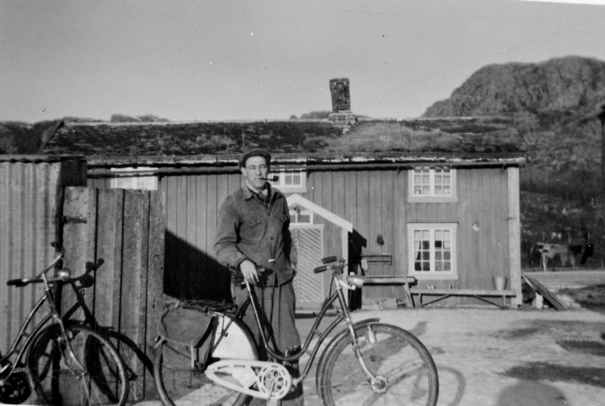 Helmer Karlseng med sykkelen sin foran stua, Rusaset, Ørlandet