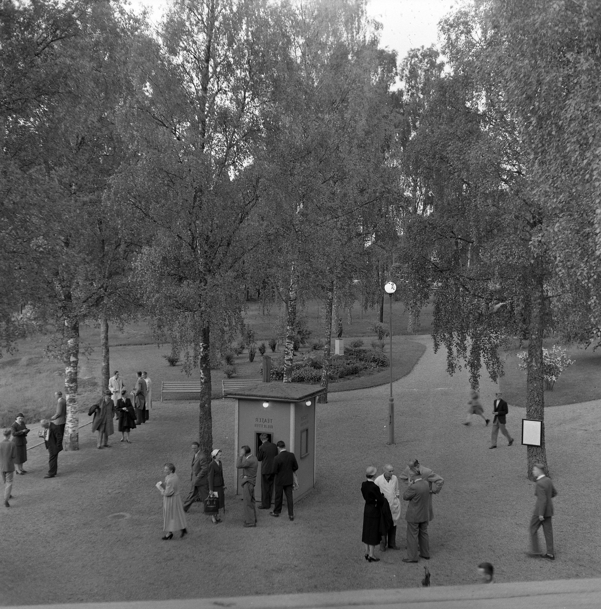 Gäster i Folkets park, juni 1954. Några köper teaterbiljetter. Bilden är spegelvänd.