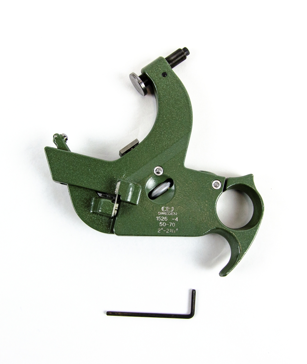 Mätbygel 1526-4
Grön mätbygel i metall tillverkad av C.E. Johansson i blå kartonglåda. Bygeln skall användas i samband med ett visarinstrument t.ex. en Mikrokator. En insexnyckel för justering av verktyget ingår i lådan.