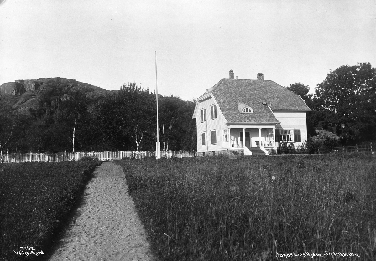Jonas Lies hjem på Fredriksvern. Fotografert i mai 1907.
