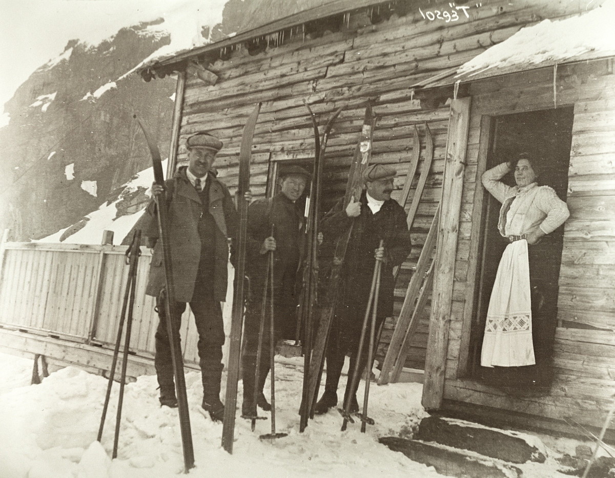 Avreise fra Brita Høel og Demmevasshytta påsken 1909.