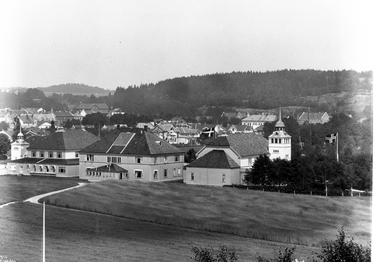 Utsikt mot Societetsbygningene tilhørende Sandefjord Bad, Vestfold, 1913.