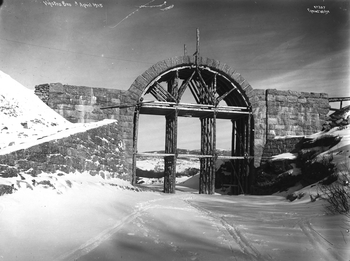 Jernbanebrua Vinstra bru (over elva Vinstra, sideelv til Driva rett sør for Oppdal) under oppføring med buestillaset fortsatt på plass, 1915. Bygget som hvelvbru med spennvidde 12 meter.