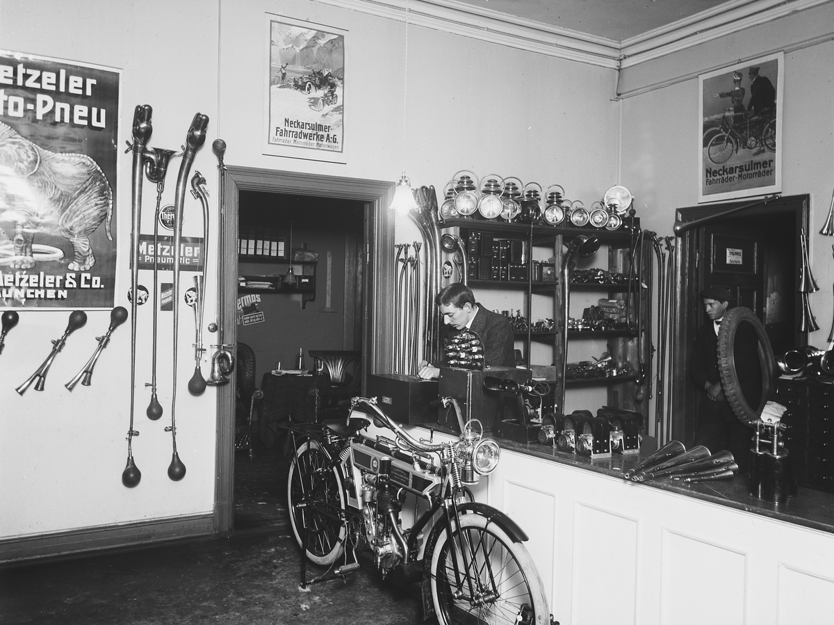 To ansatte i avdeling for motorsykler i G. Enderle Automobilforretning. Fotografert 1911.