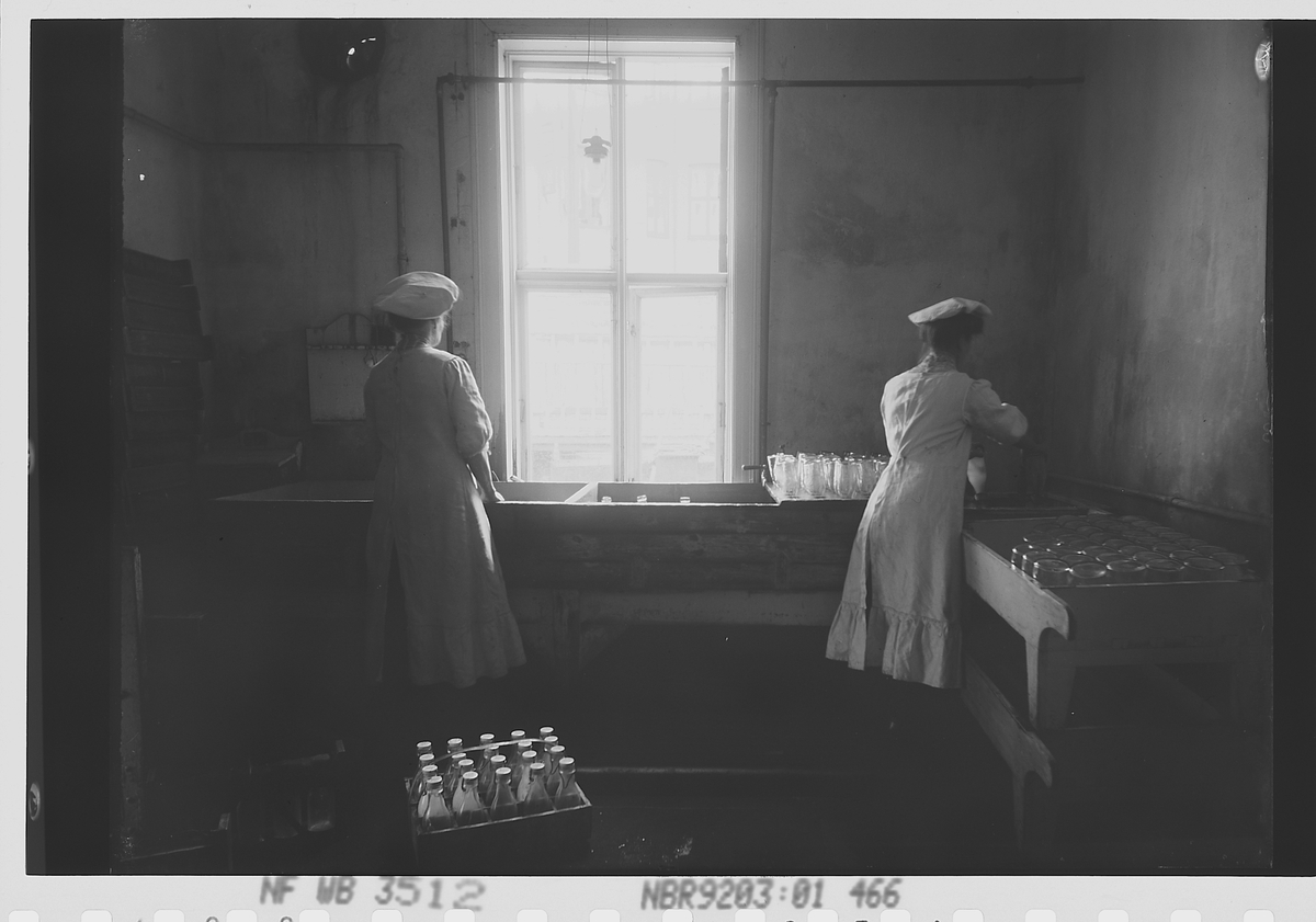 To kvinner skyller flasker for De Forenede Meierier. Fotografert 1911.