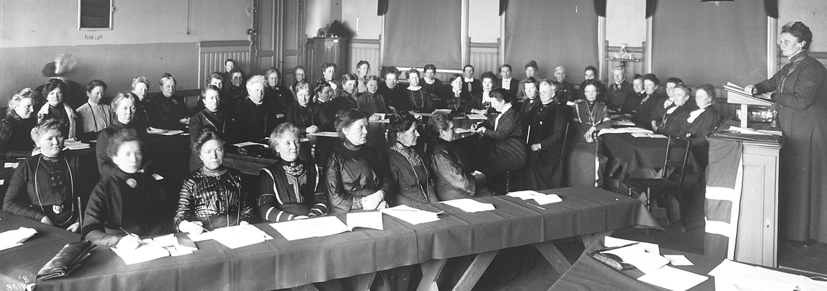 Møte i Norges Lærerindeforbund stiftet 1912. Fotografert 1912.