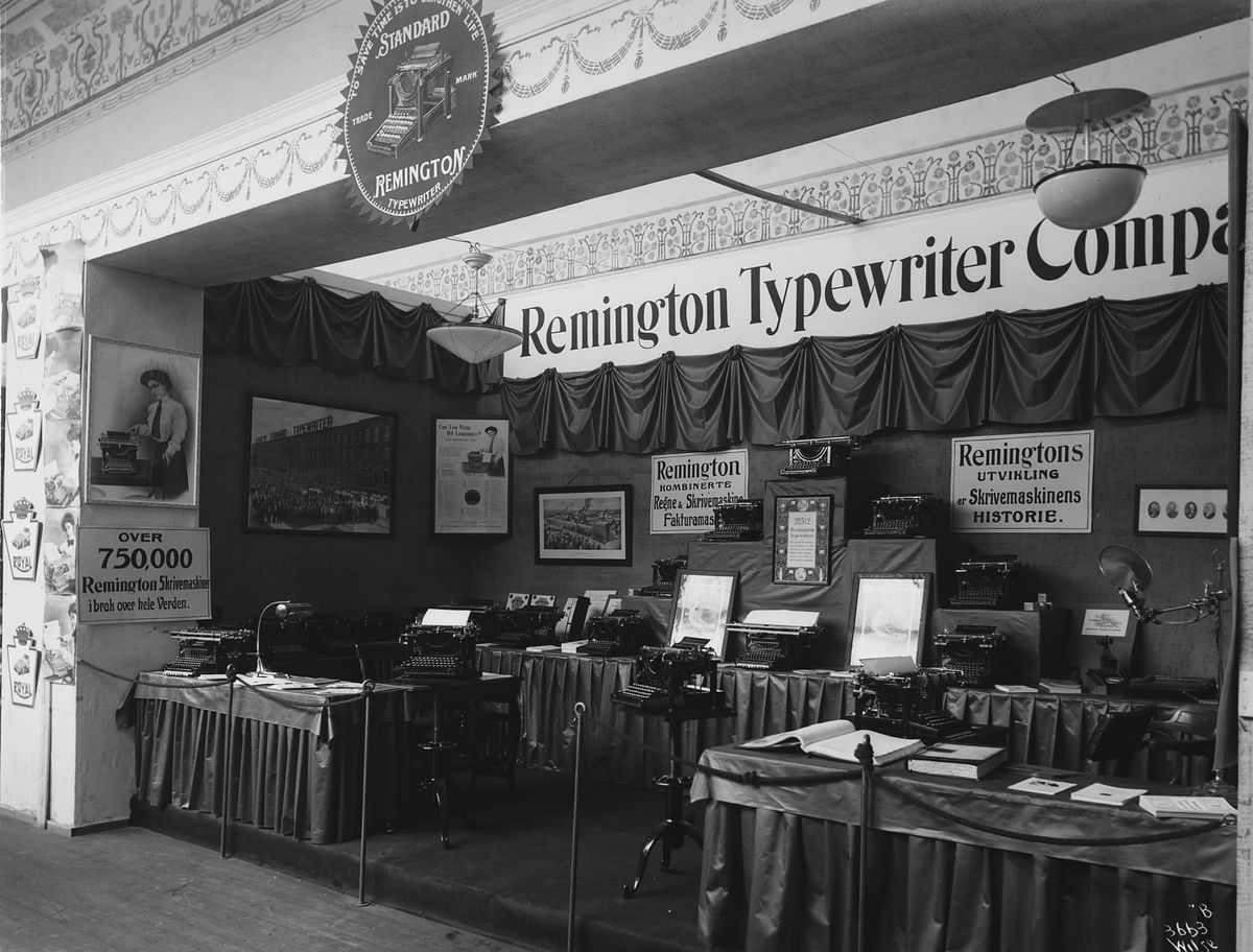 Utstilling av Remington skrivemaskiner. Fotografert 1912.