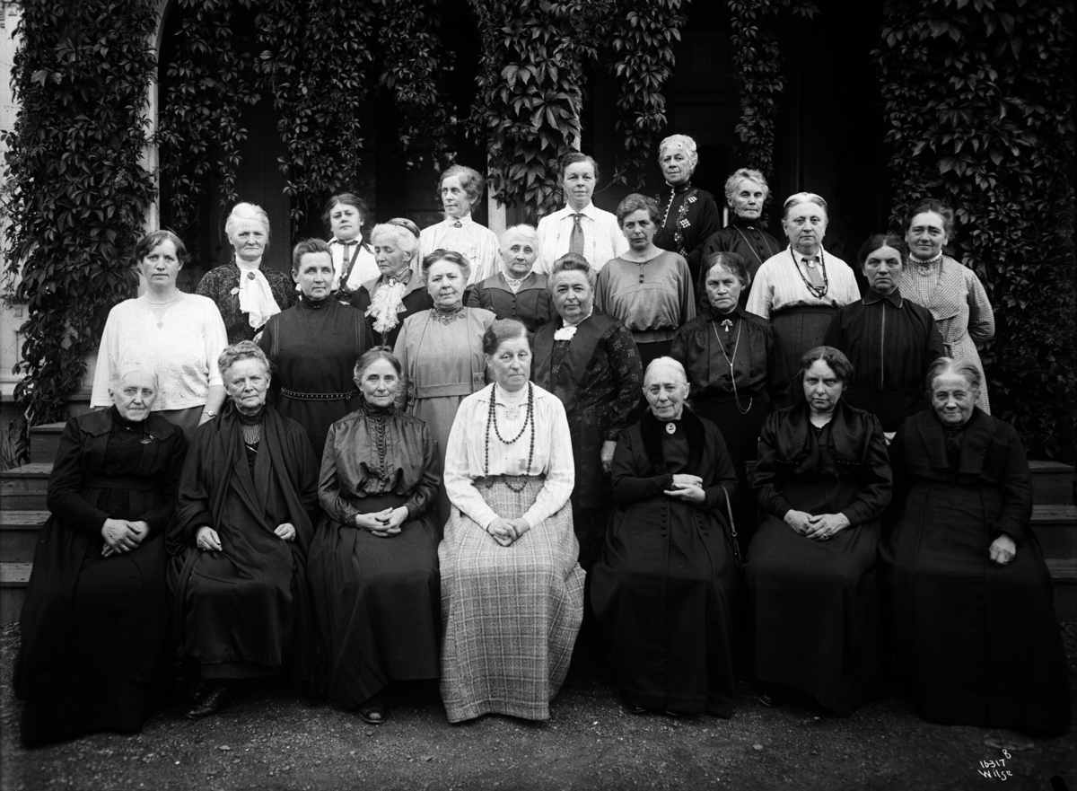 Frogner menighetsgruppe, 24 kvinner samlet til fotografering.