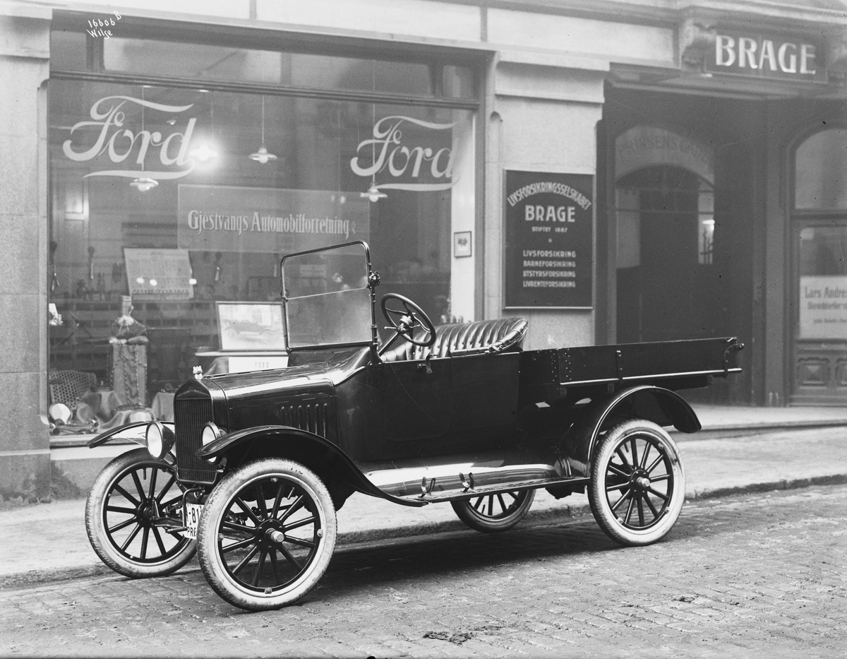Gjestvang Automobilforretning AS, gammel Ford parkert foran forretningen.