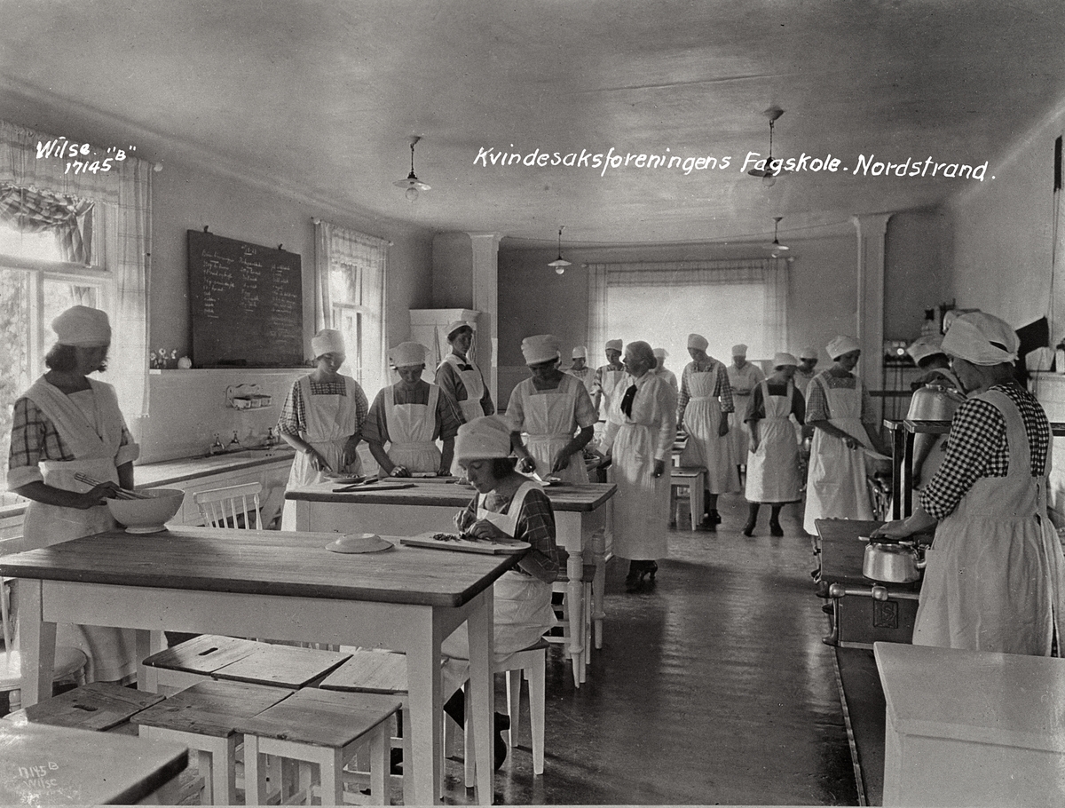 Kvinner lager mat i Kvindesaksforeninges fagskole på Nordstrand. Fotografert 1923.