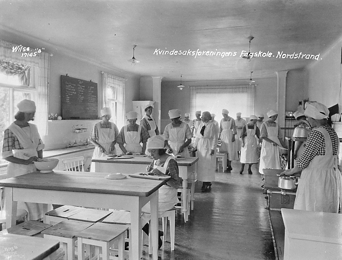 Kvinner lager mat i Kvindesaksforeninges fagskole på Nordstrand. Fotografert 1923.