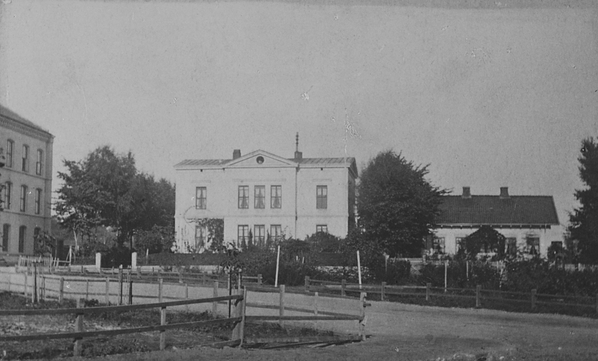 Et hus som ant tilhøre frk. Meimich ligger langs en vei i en by. Fotografert 1923.