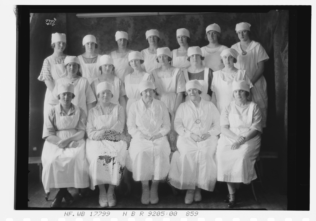 Gruppebilde av elever fra Fagskolen Nordstrand. Fotograftert 1924.