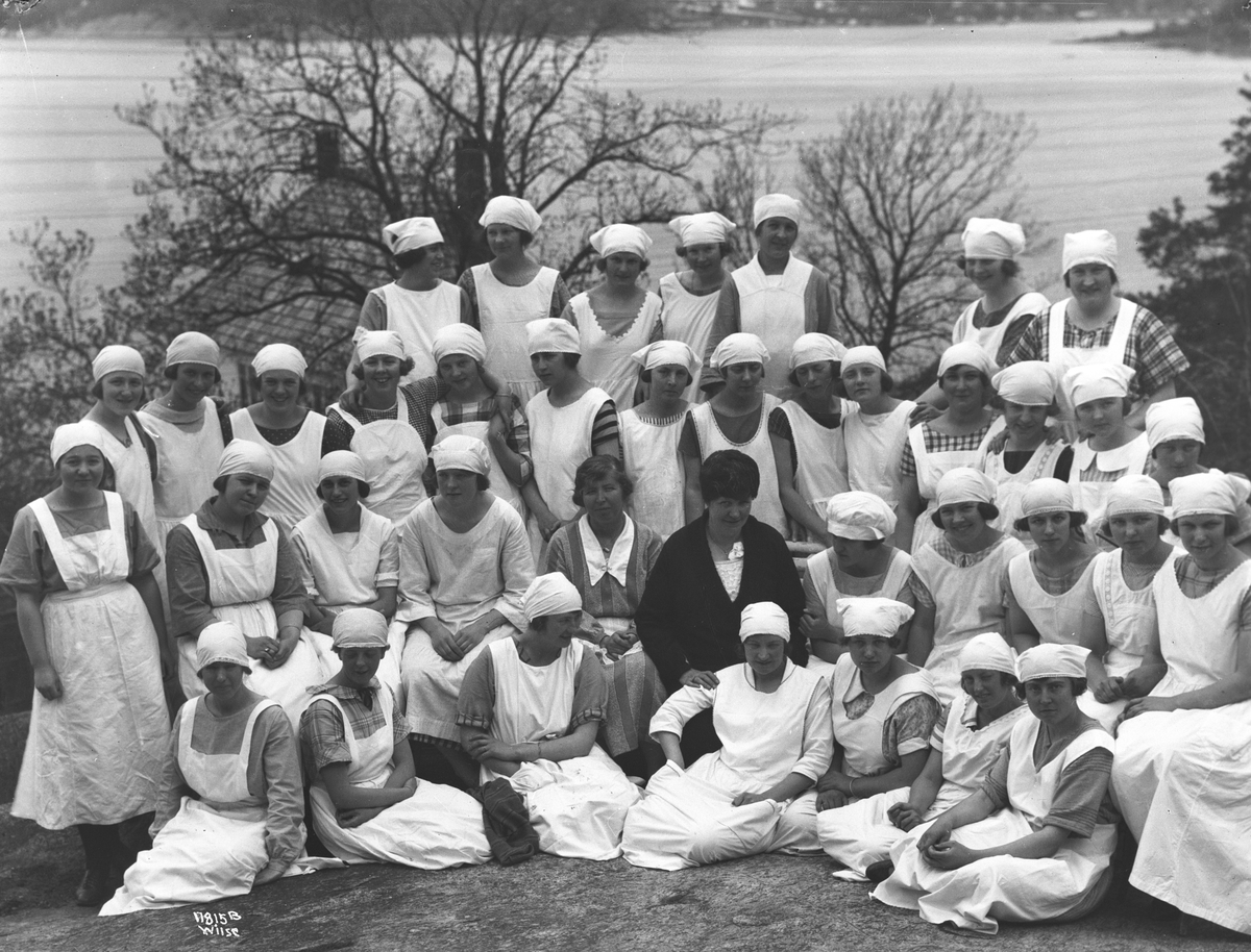 Gruppebilde av elever fra Nordstrand husmorskole. Fotografert 1924.