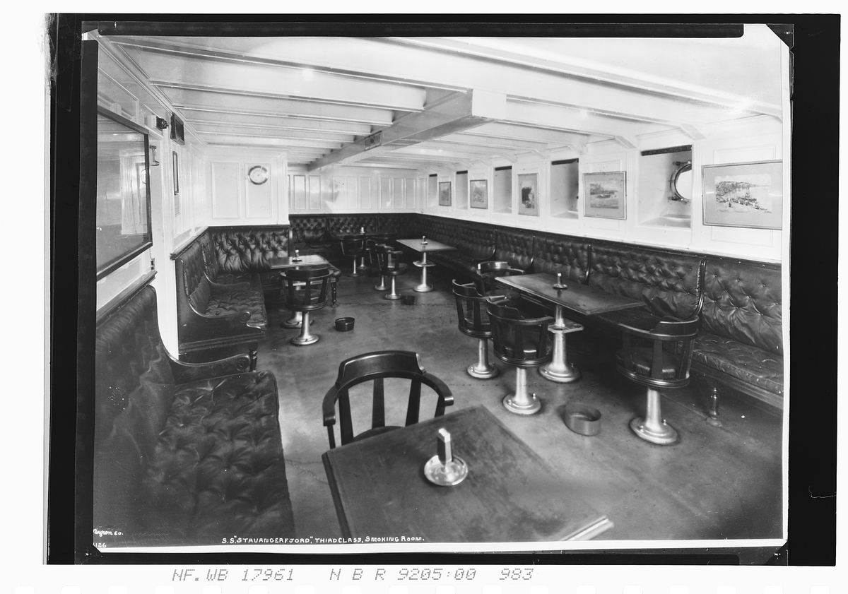 3. klasses røkesalong ombord i passasjerskipet DS Stavangerfjord. Påskrevet fotografiet "S.S Stavangerfjord", Third class, smoking room". Fotografert 1924.