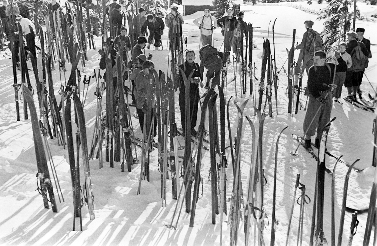Skiløpere på Løvliseter, antatt ankommet med felles transport og nå klar for søndagsturen.