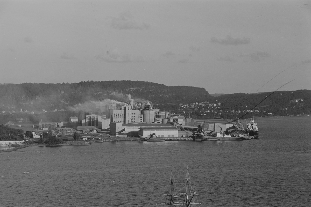 Salpeterfabrikken  på Herøya i Eidanger. Beliggenheten ved sjøen bidrar til enklere transport av råvarene.